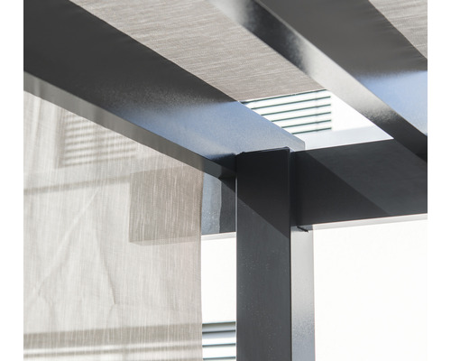 Detailansicht einer Pergola mit Stoffdach und Seitenvorhang