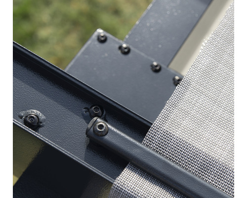 Detailansicht einer Pergola mit Schrauben und Textil