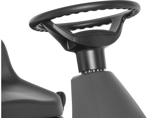 Detailansicht des Lenkrads und des Sitzes eines Rasentraktors.