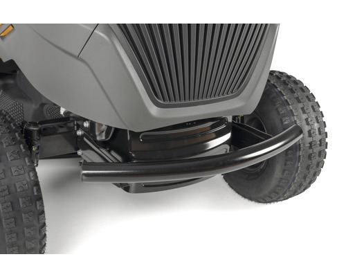 Detailansicht eines Rasentraktors mit Stoßstange