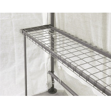 Detailansicht eines Regalsystems mit Metallstruktur und Drahtgitterböden