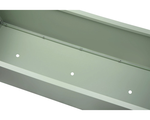 Detailansicht eines Metallkanals mit Bohrlöchern