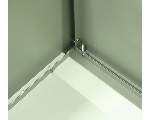 Detailansicht der Eckverbindung eines Schranks aus Metall.