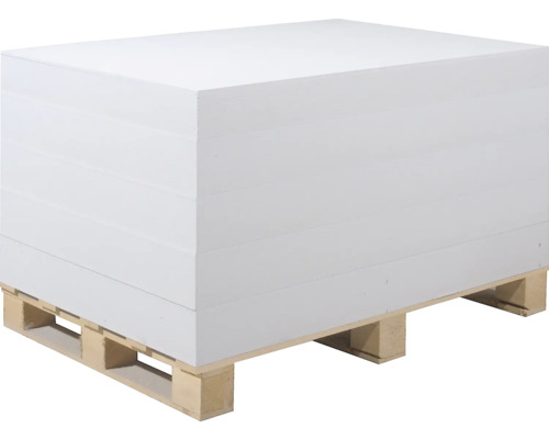 Stapel Dämmplatten auf einer Holzpalette