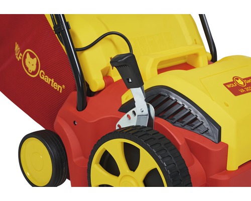 Detailansicht eines Rasenlüfters von Wolf Garten, der Bedienelemente und Räder zeigt