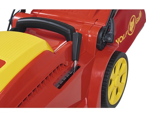 Detailansicht eines Rasenmähers mit Griff und Höhenverstellung