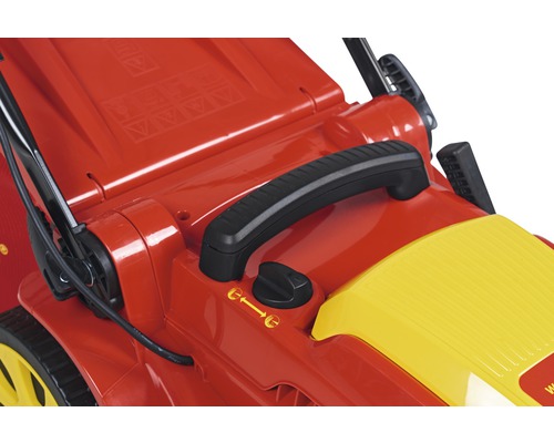 Detailansicht eines Rasenmähers mit Griff und Höhenverstellung