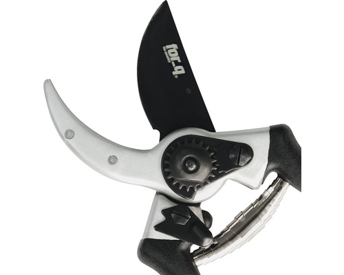 Gartenschere mit schwarzer Klinge und silbernem Kopfstück.