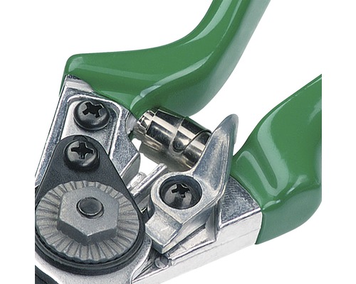 Detailaufnahme einer Gartenschere mit grünen Griffen und silberfarbenen Metallteilen.