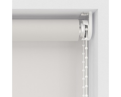 Weiße Rollos mit Kettenzug am Fenster