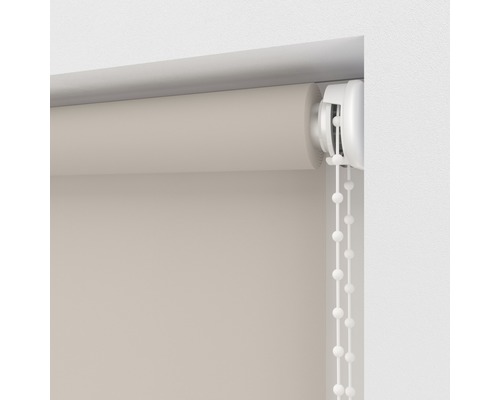 Detailansicht eines Rollos mit Kettenzug zur Fensterdekoration