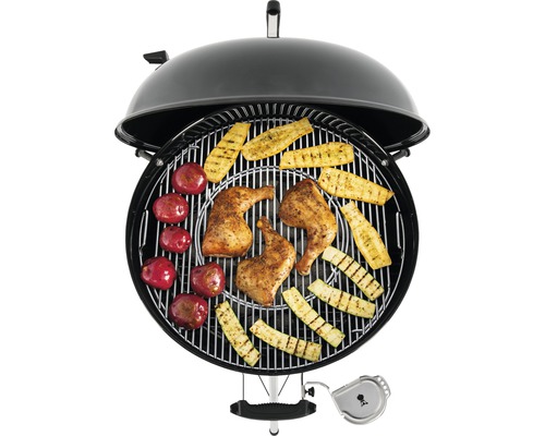 Kugelgrill mit Grillgut, bestehend aus Hähnchen, Zucchini und Kartoffeln.