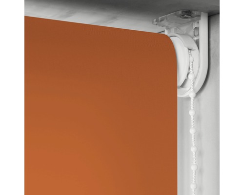 Orangefarbenes Rollo mit Kettenzug