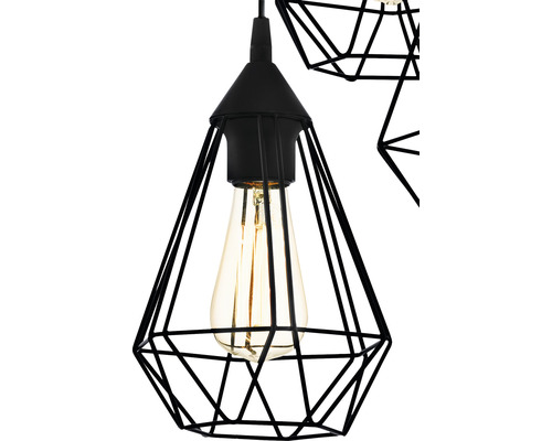 Detailansicht einer schwarzen Pendelleuchte mit geometrischem Lampenschirm und Glühbirne