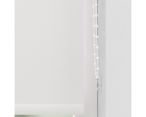 Weiße Fenster-Rollos mit Bedienkette
