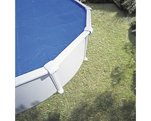 Detailansicht eines runden Aufstellpools mit Poolabdeckung im Garten.