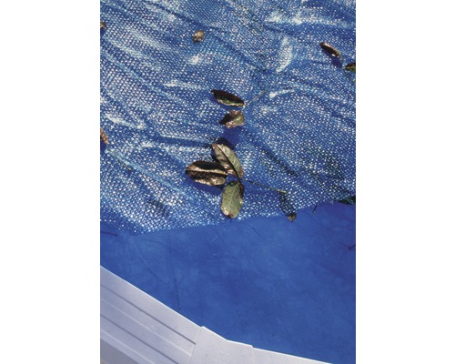 Abgedecktes Schwimmbecken mit Blätter auf der Poolabdeckung
