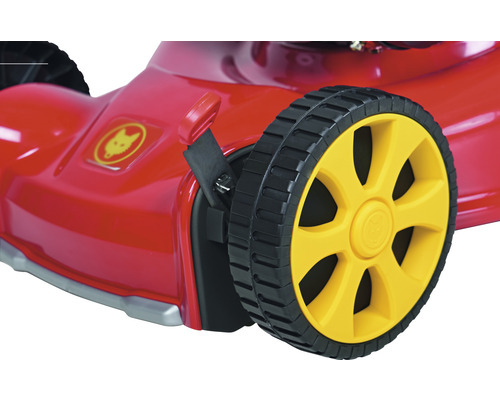 Detailansicht eines Rasenmähers mit gelben Rädern und dem Wolf Garten Logo