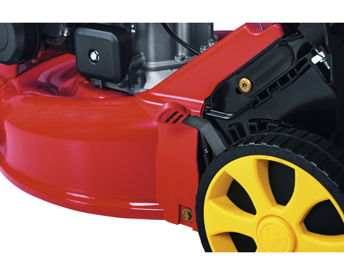 Detailansicht eines Rasenmähers mit rotem Gehäuse und gelben Rädern.