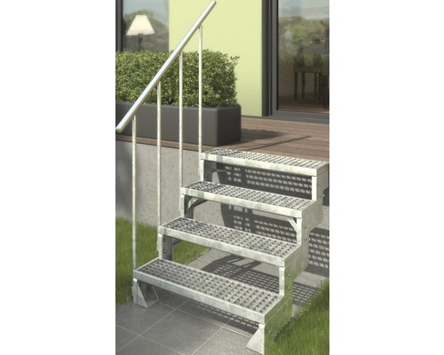 Metalltreppe mit drei Stufen und Geländer im Außenbereich