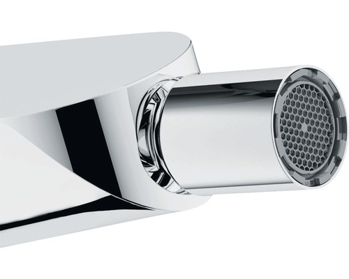 Nahaufnahme eines verchromten Wasserhahnauslaufs