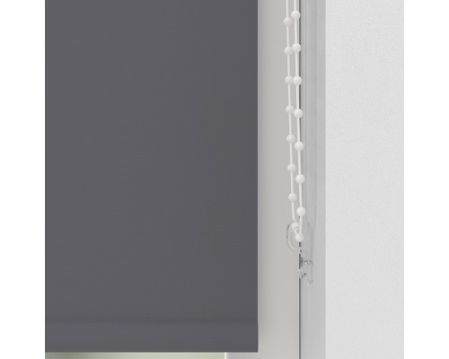 Graues Rollo mit Kettenzug zur Fensterdekoration