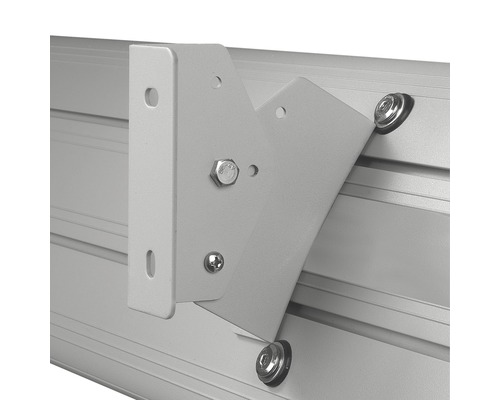 Detailaufnahme einer Halterung mit Schrauben an einer Metallschiene