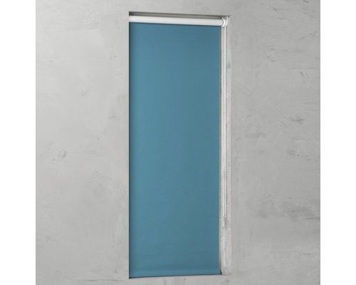 Blauer Rolladen in einem Fensterrahmen