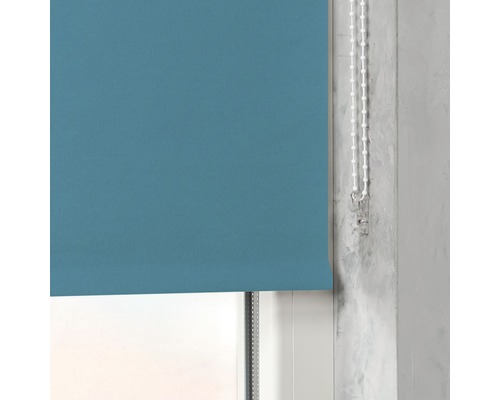 Blaues Rollo am Fenster mit Bedienkette