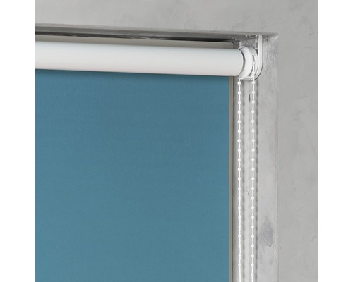Blaues Rollo mit Kettenzug am Fenster