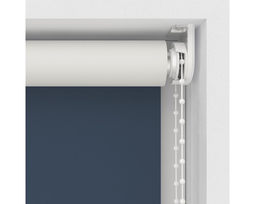 Detailansicht eines Rollos mit Kettenzug am Fenster