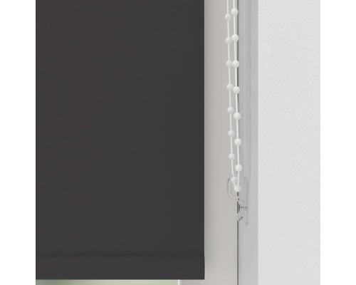 Rollo mit Bedienkette im Fenster