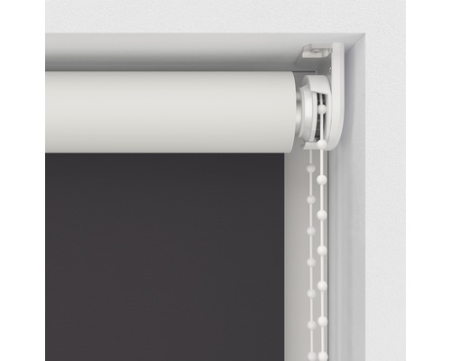 Detailansicht eines Rollos mit Kettenzug zur Fensterdekoration