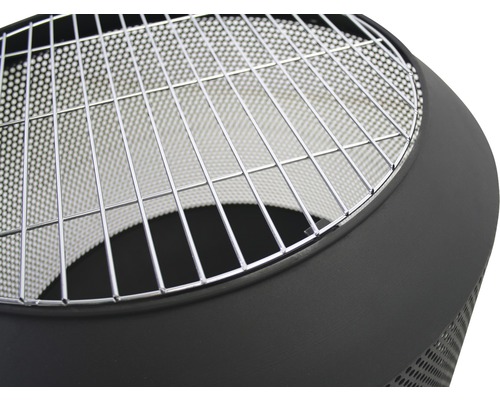 Detailansicht einer Feuerstelle mit Grillrost