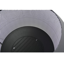 Detailansicht einer Feuerstelle mit runder, perforierter Metallstruktur