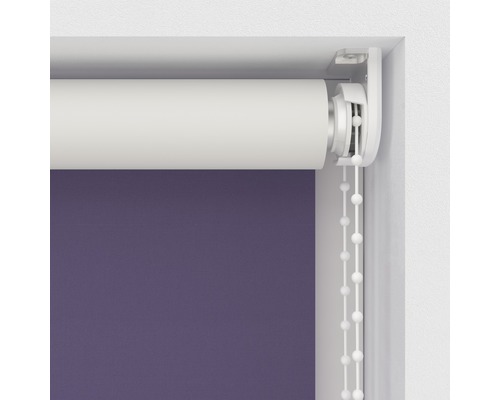 Detailansicht eines Rollos mit Kettenzug zur Fensterdekoration