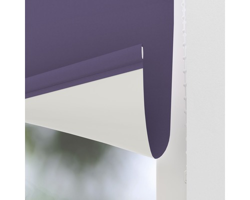 Lila Seitenzugrollo teilweise abgerollt