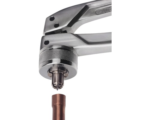 Presszange mit Kupferrohr