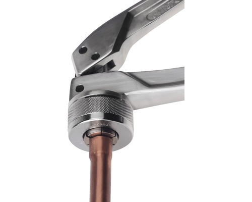 Presszange beim Verpressen eines Kupferrohrs