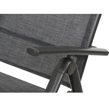 Detailansicht eines Gartenstuhls mit Armlehne und Textilbespannung