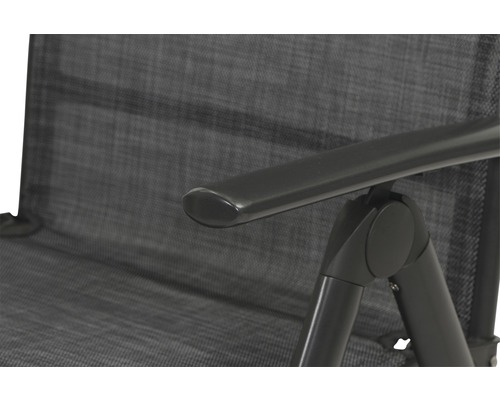 Detailansicht eines Gartenstuhls mit Armlehne