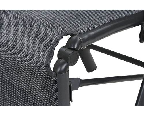 Detailansicht eines Campingstuhls mit Stoffbezug und Gestell