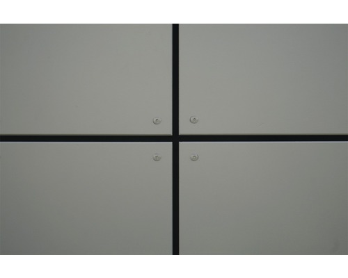 Detailaufnahme einer Paneeldecke mit Befestigungsschrauben