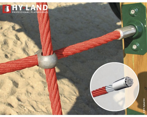 Detailaufnahme eines roten Kletterseils mit Stahlkern