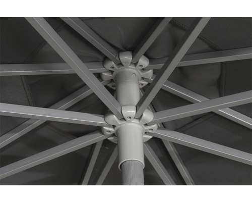 Detailaufnahme der Unterseite eines Sonnenschirms mit Streben und Mast