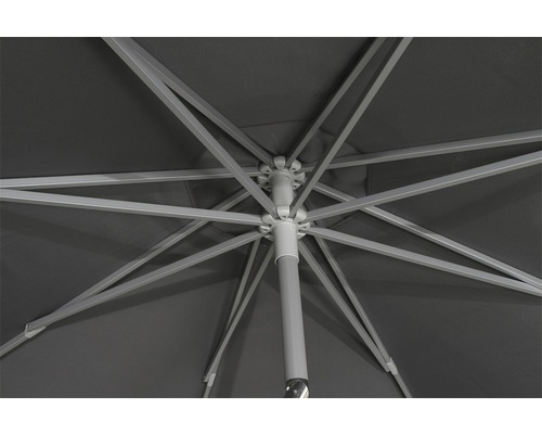 Detailansicht der Unterseite eines Sonnenschirms mit Metallgestell