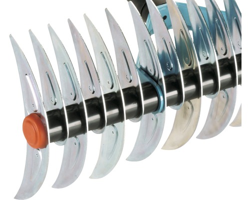 Nahaufnahme eines Vertikutierers mit rotierenden Messern zum Entfernen von Rasenfilz