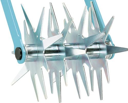 Detailansicht eines Rasenlüfters mit Rollen