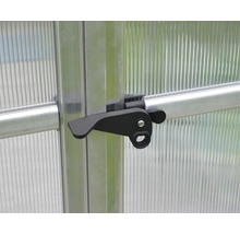 Detailaufnahme eines schwarzen Verschlusses an einer Gewächshaustür