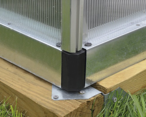 Detailansicht einer Gewächshauskonstruktion mit Metallelementen, Kunststoffverbindungen und Holzfundament